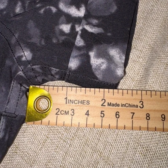 Lululemon | Spring Break Away Short II | Size 10 - Picture 8 of 8